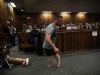 Oscar Pistorius caminha sem suas próteses durante audiência na África do Sul.
